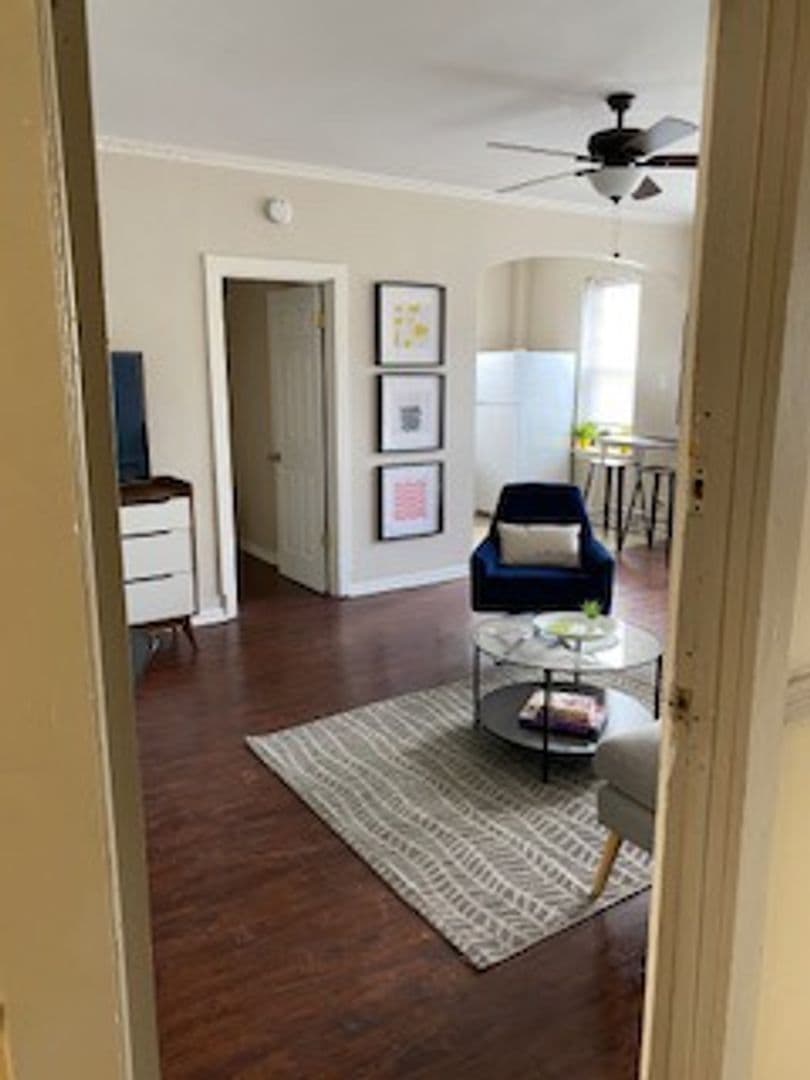 Chicago Apartment: 6731 S Jeffery Blvd