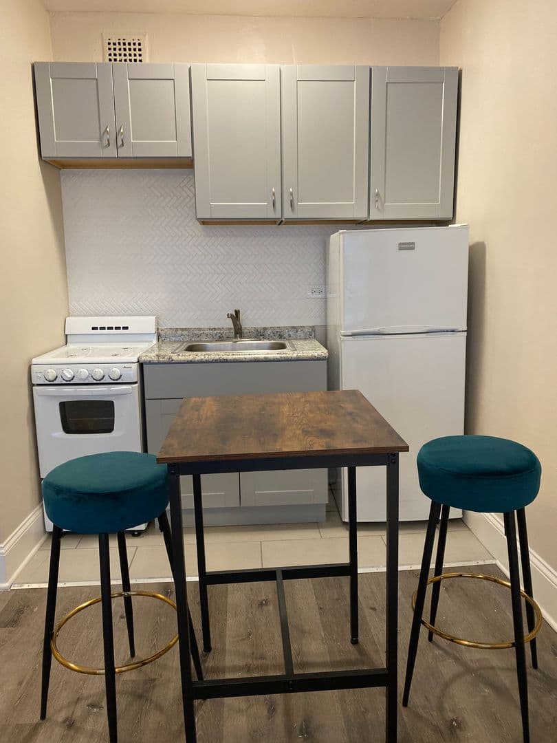 Chicago Apartment: 5424 S. Cornell Ave