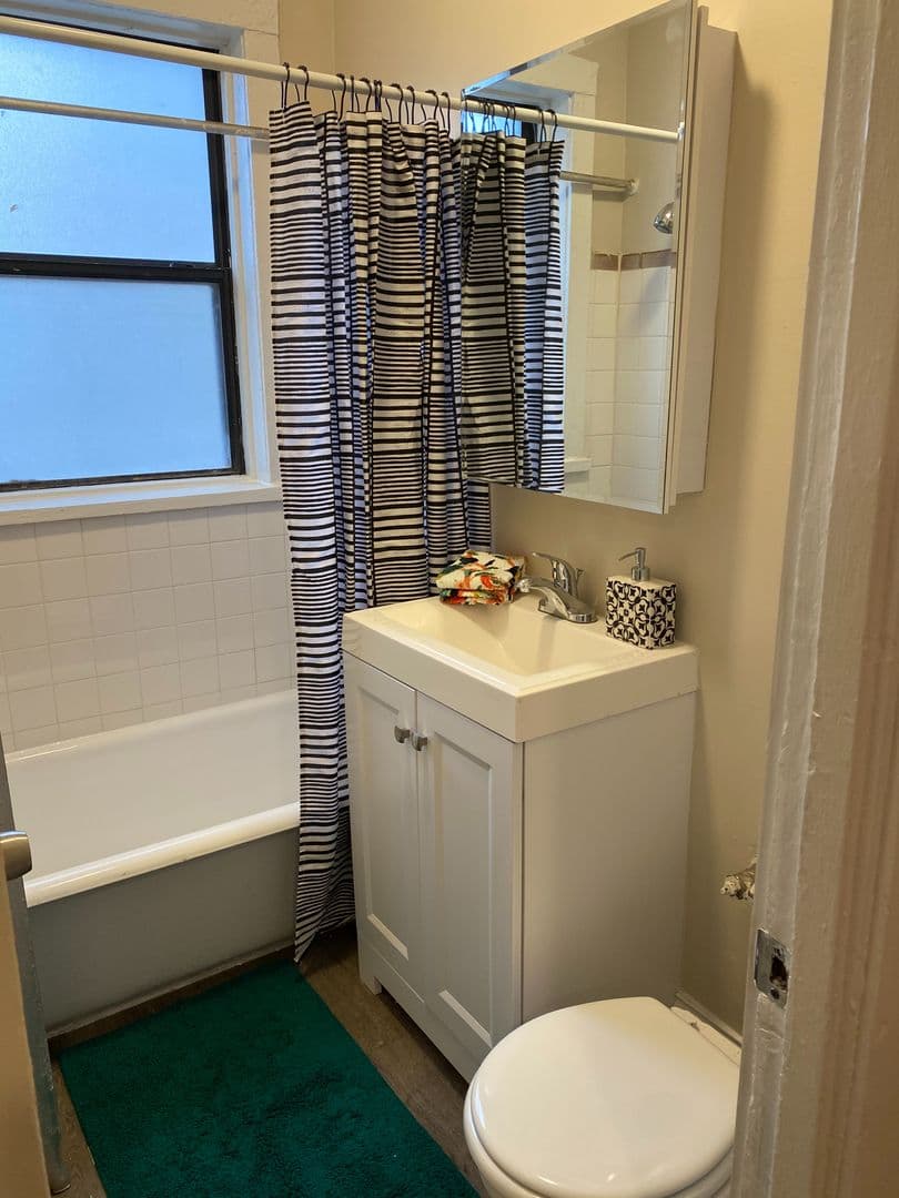 Chicago Apartment: 5424 S. Cornell Ave