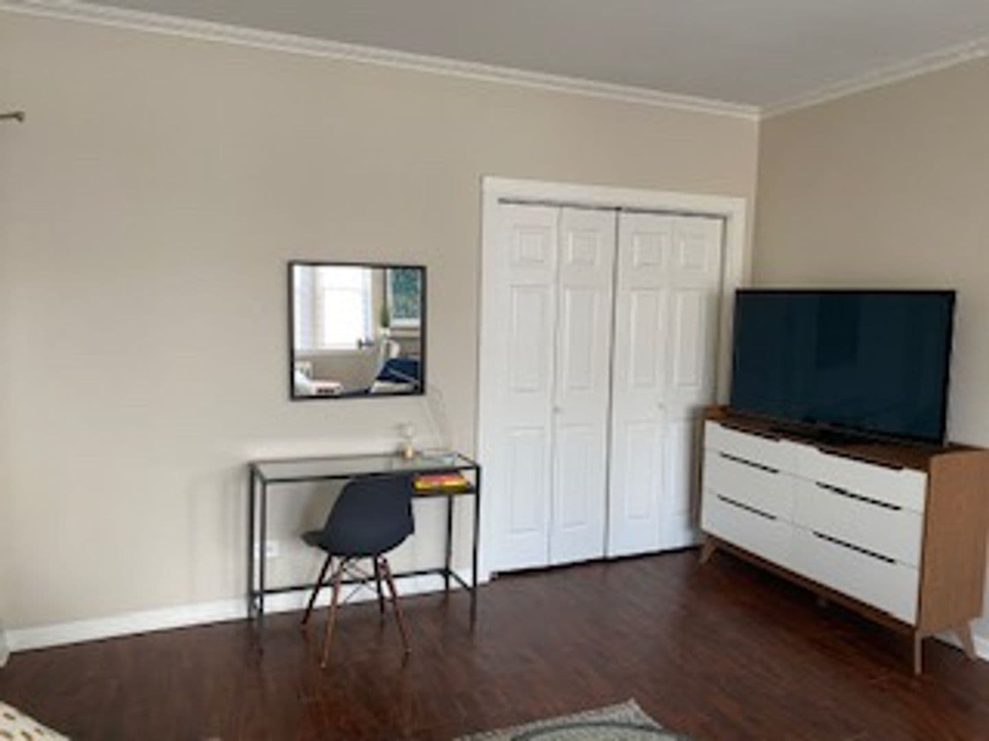 Chicago Apartment: 6731 S Jeffery Blvd