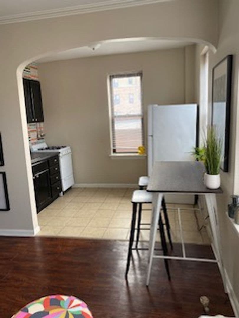 Chicago Apartment: 6731 S Jeffery Blvd