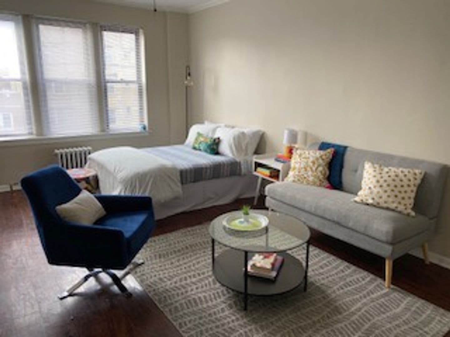 Chicago Apartment: 6731 S Jeffery Blvd