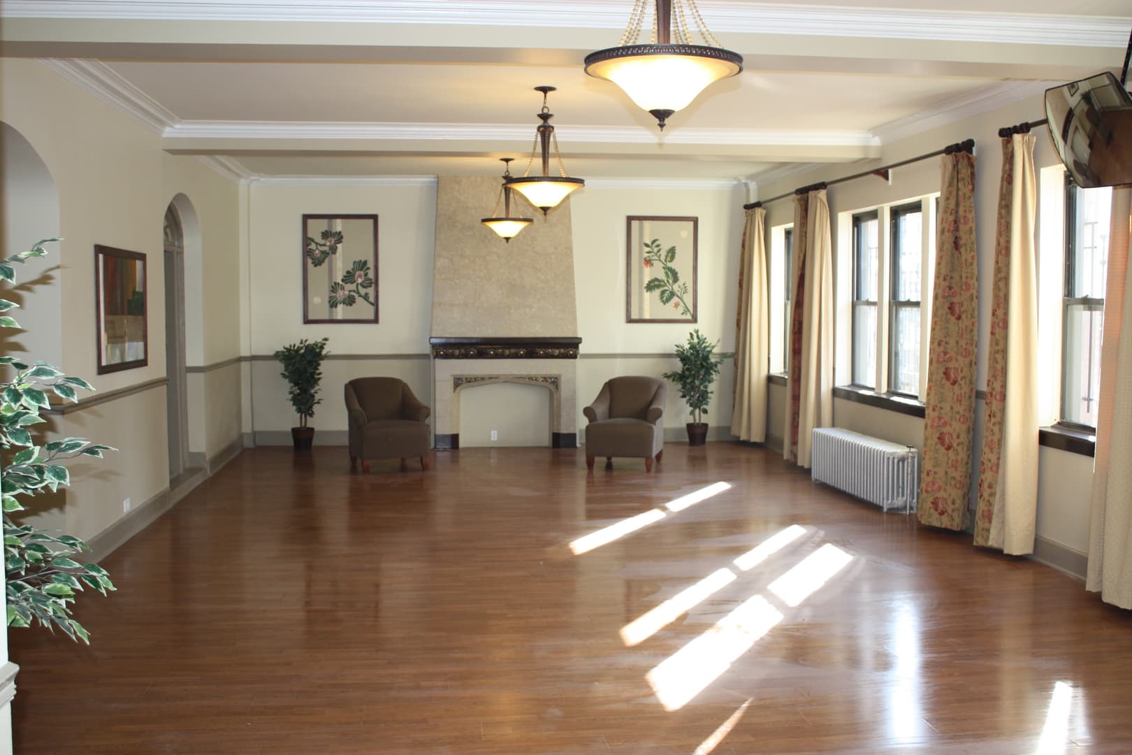Chicago Apartment: 6731 S Jeffery Blvd