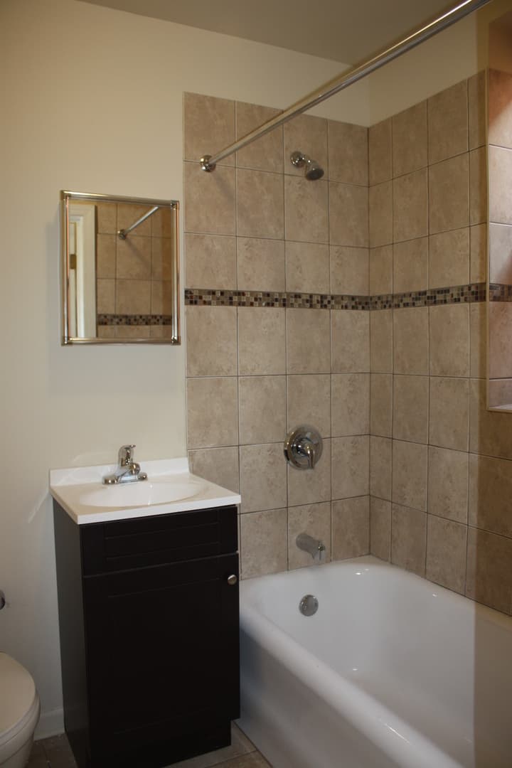 Chicago Apartment: 6731 S Jeffery Blvd