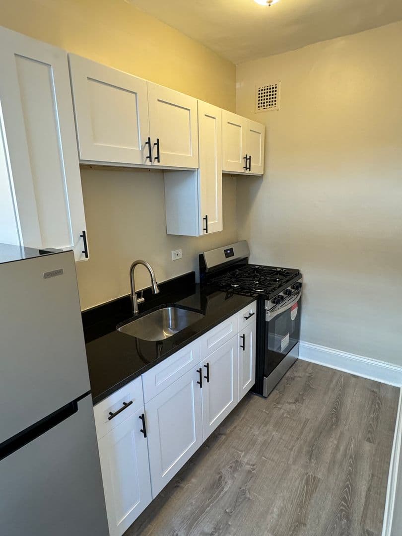 Chicago Apartment: 5424 S. Cornell Ave