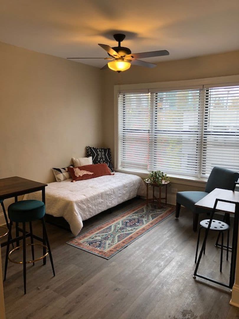 Chicago Apartment: 5424 S. Cornell Ave