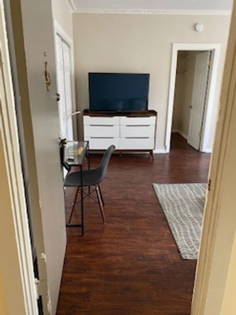 Chicago Apartment: 6731 S Jeffery Blvd