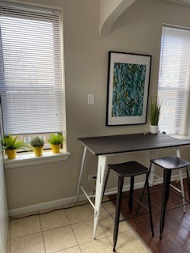 Chicago Apartment: 6731 S Jeffery Blvd