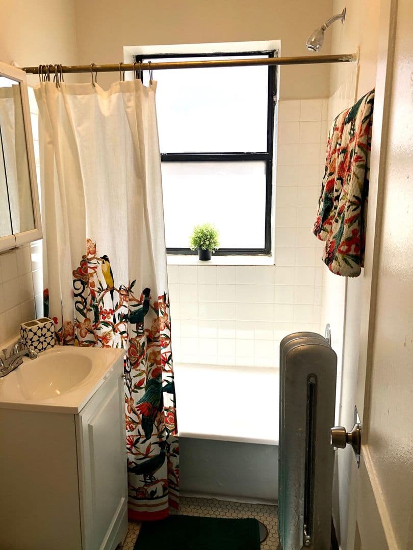 Chicago Apartment: 5424 S. Cornell Ave
