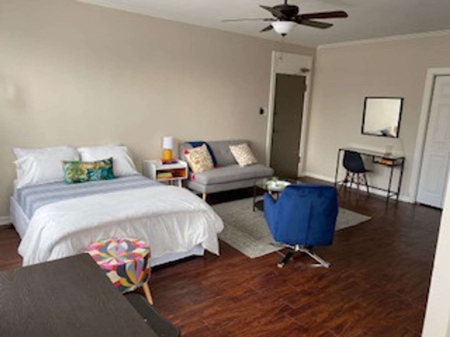 Chicago Apartment: 6731 S Jeffery Blvd