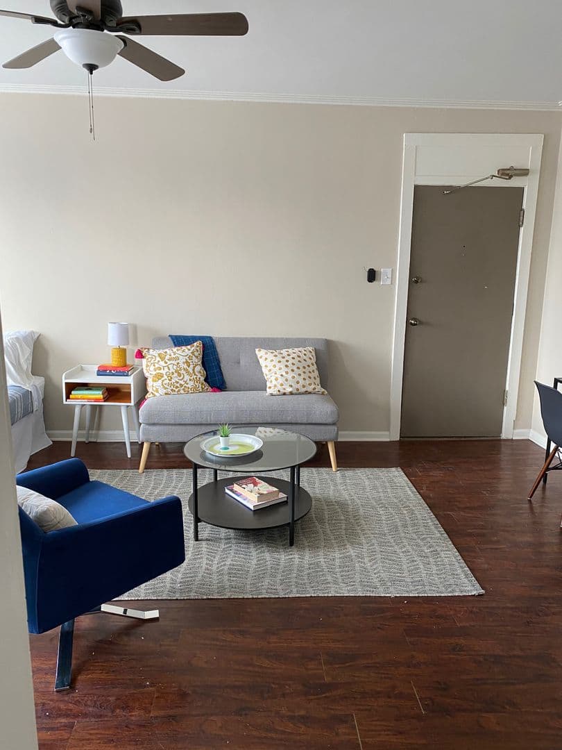 Chicago Apartment: 6731 S Jeffery Blvd