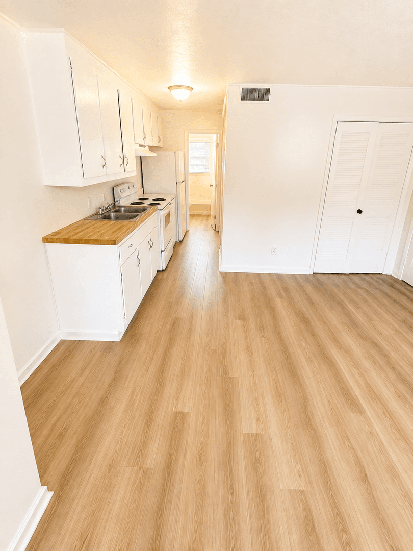 Altavista Apartment: 1300 Lola Avenue