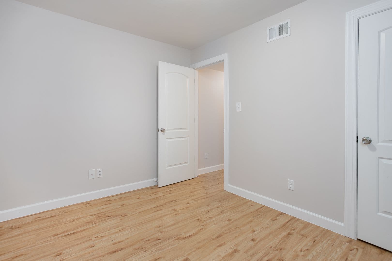 Elon Apartment: 739 East Haggard Ave.