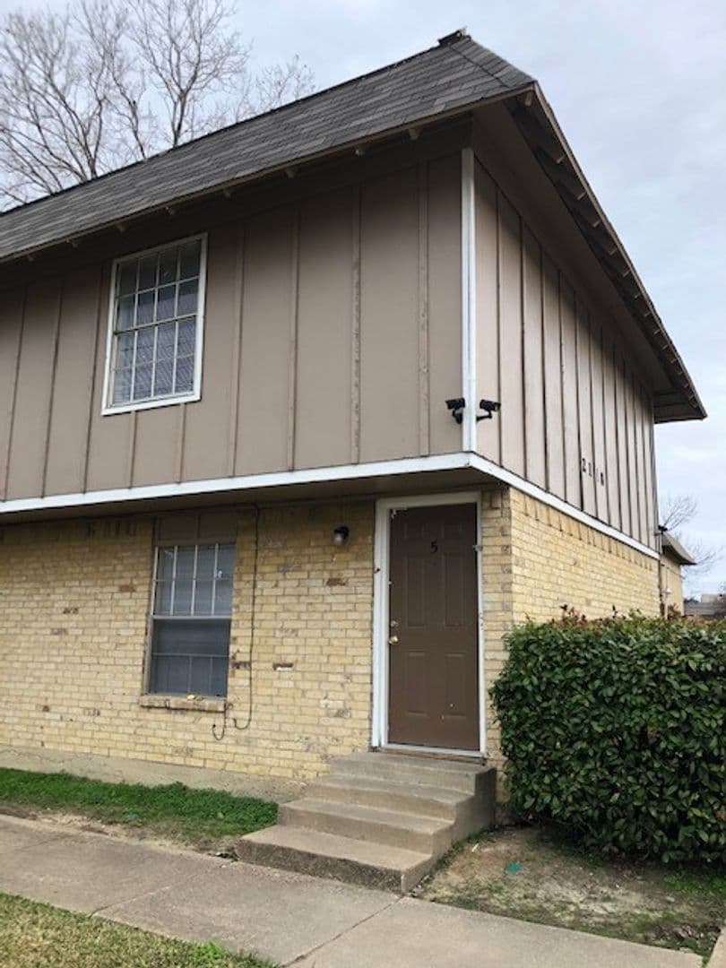 Denton Apartment: 2118 Stella