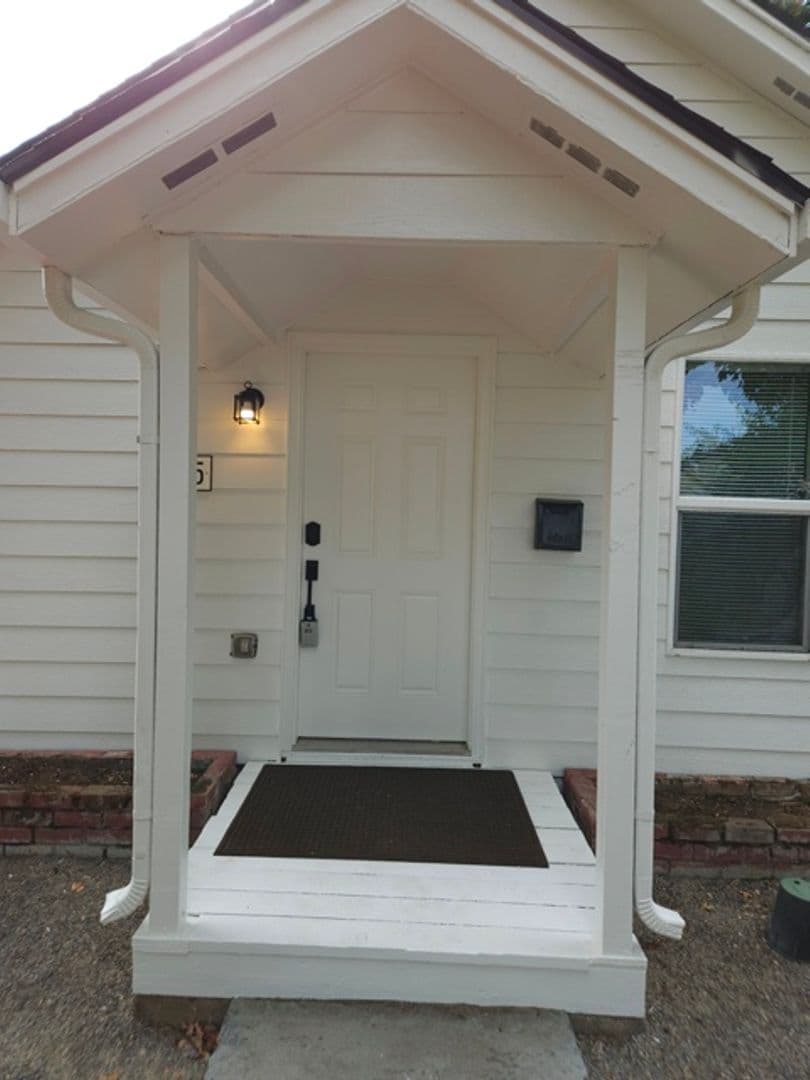 Salem Apartment: 585 Richmond Ave SE