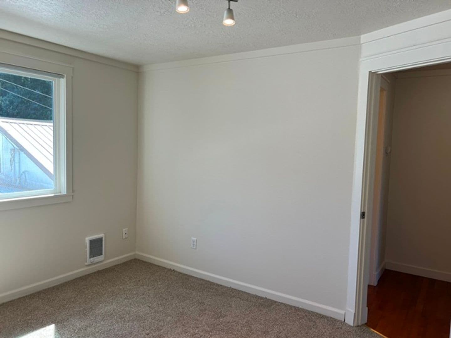 Stayton House: 1288 E Santiam St