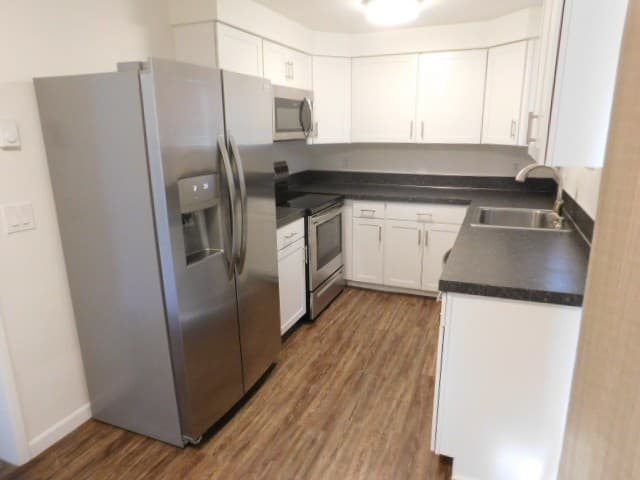 Monmouth Apartment: 351 Clay St E