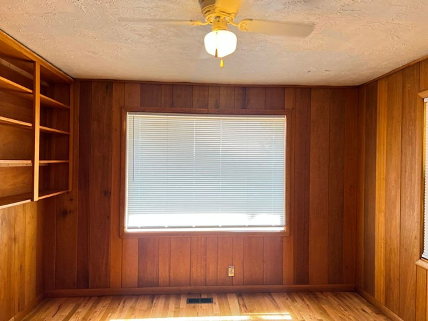 Salem House: 720 Orchard Heights Rd NW