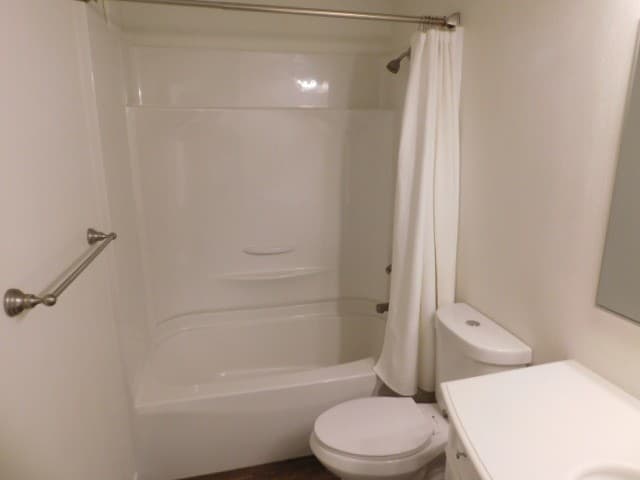Monmouth Apartment: 351 Clay St E