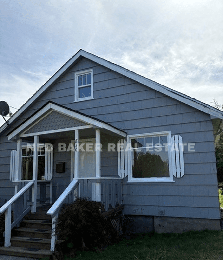 Salem House: 840 Hoyt St SE