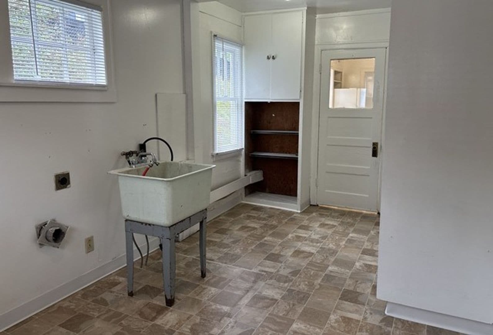 Salem House: 840 Hoyt St SE