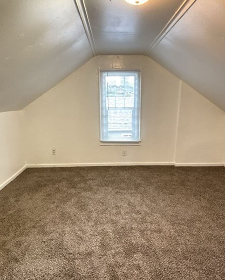 Salem House: 840 Hoyt St SE