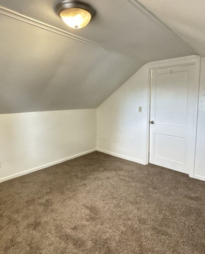 Salem House: 840 Hoyt St SE