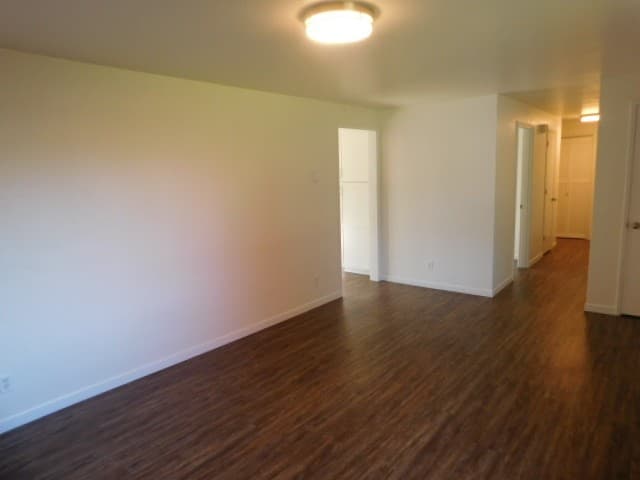 Monmouth Apartment: 351 Clay St E