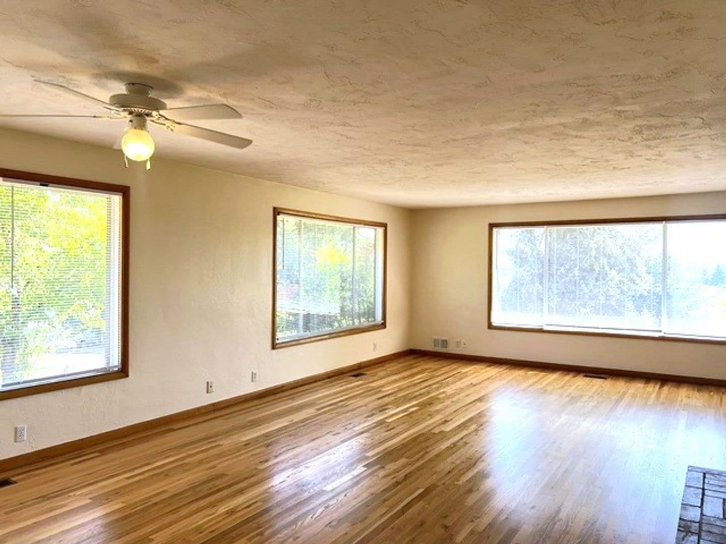 Salem House: 720 Orchard Heights Rd NW