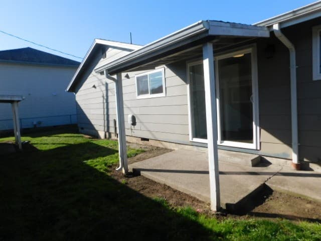 Monmouth Apartment: 351 Clay St E