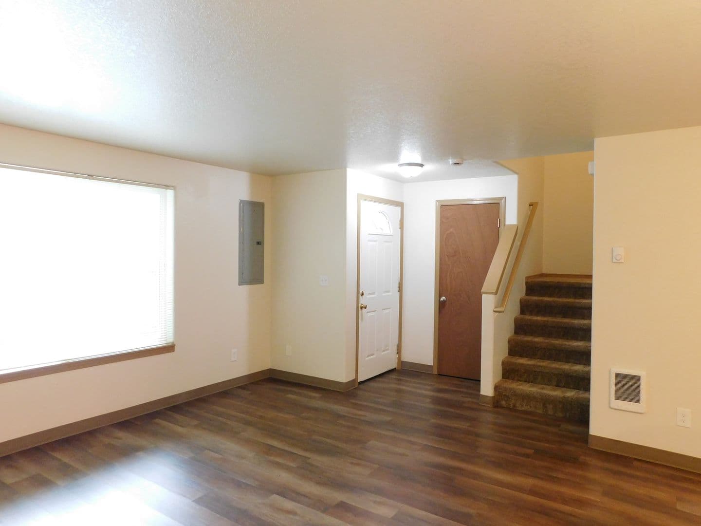 Salem Apartment: 620-636 Browning Ave S