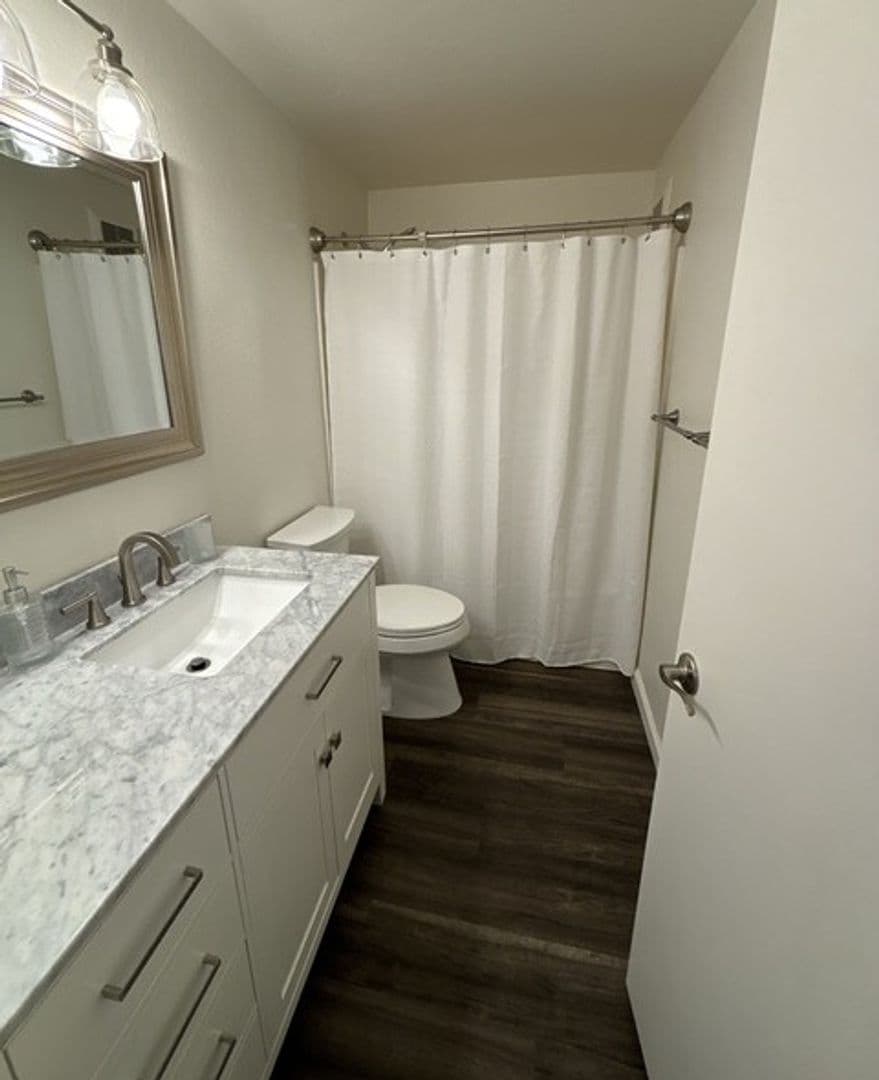 Monmouth Apartment: 351 Clay St E