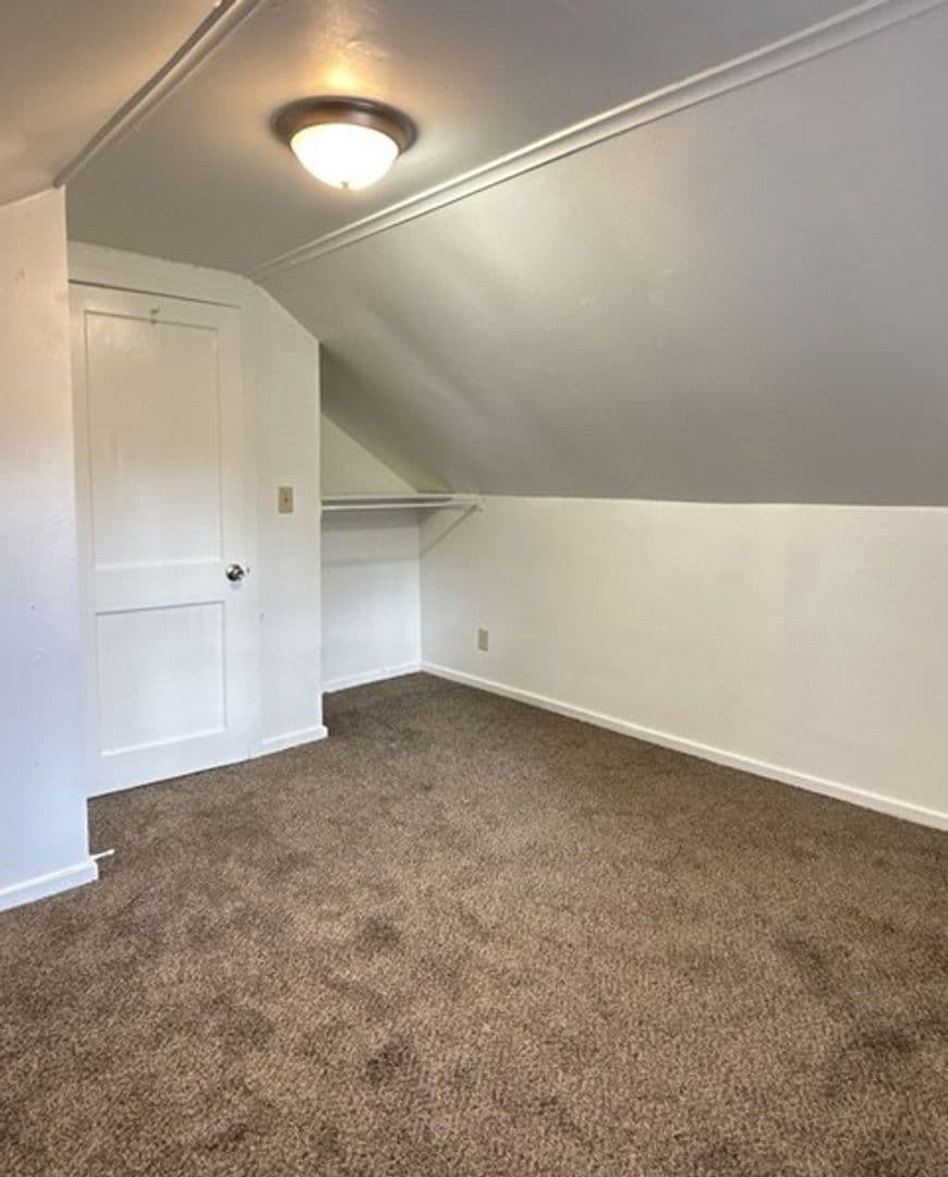 Salem House: 840 Hoyt St SE
