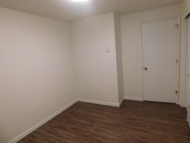 Monmouth Apartment: 351 Clay St E