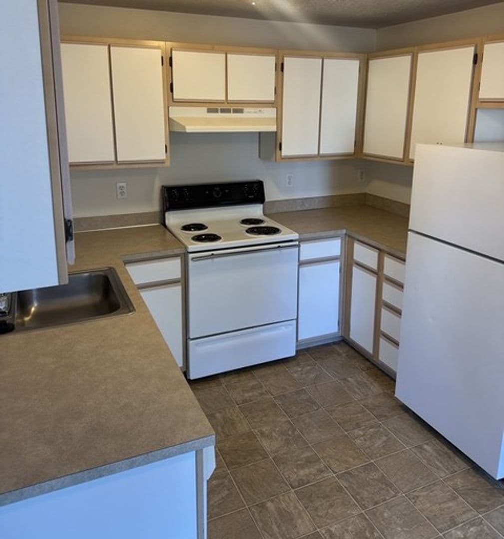 Stayton Apartment: 1330-1336 W Locust St