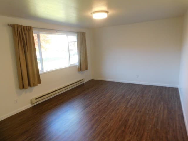 Monmouth Apartment: 351 Clay St E