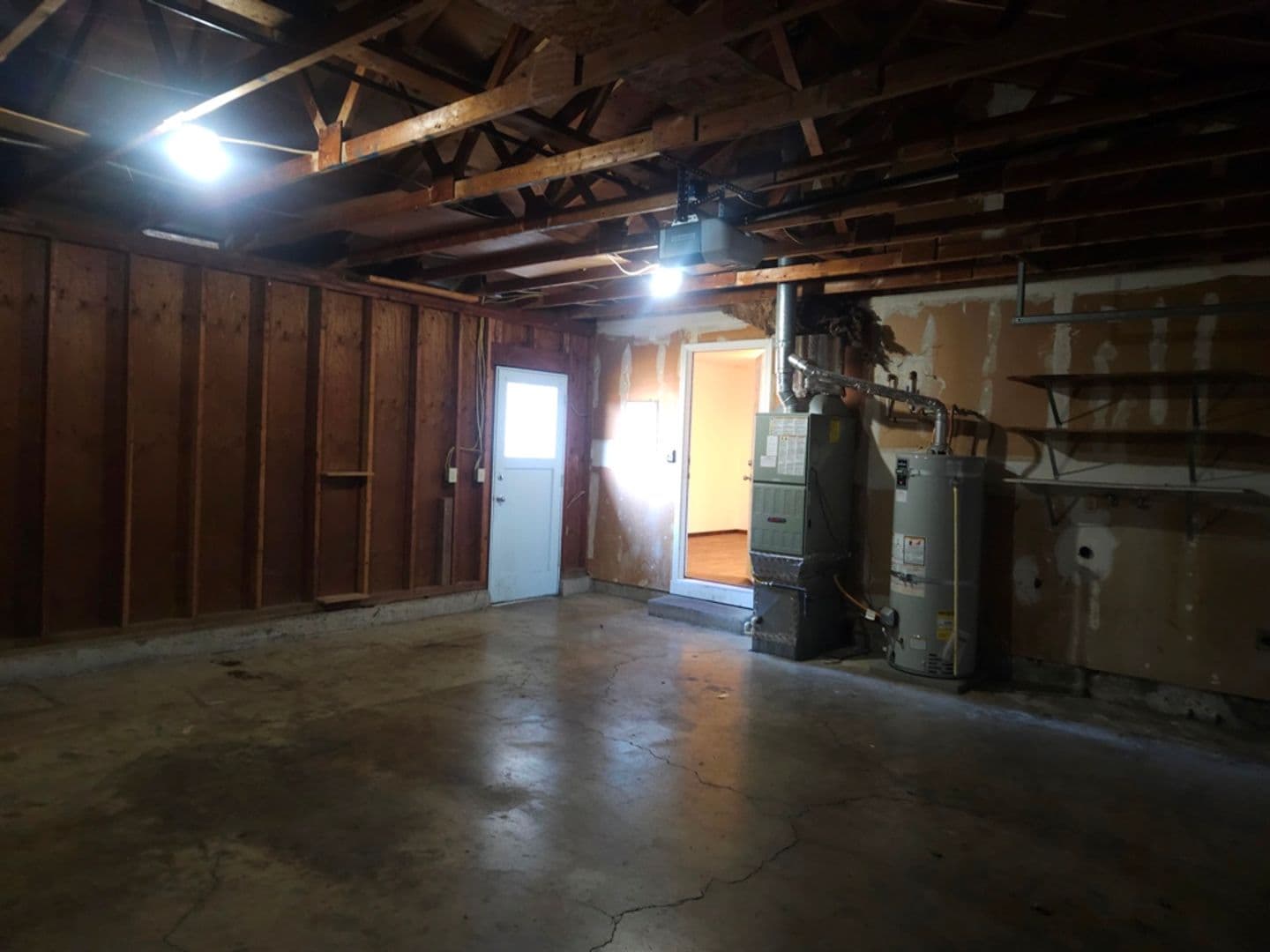 Salem House: 489 Wormwood St SE