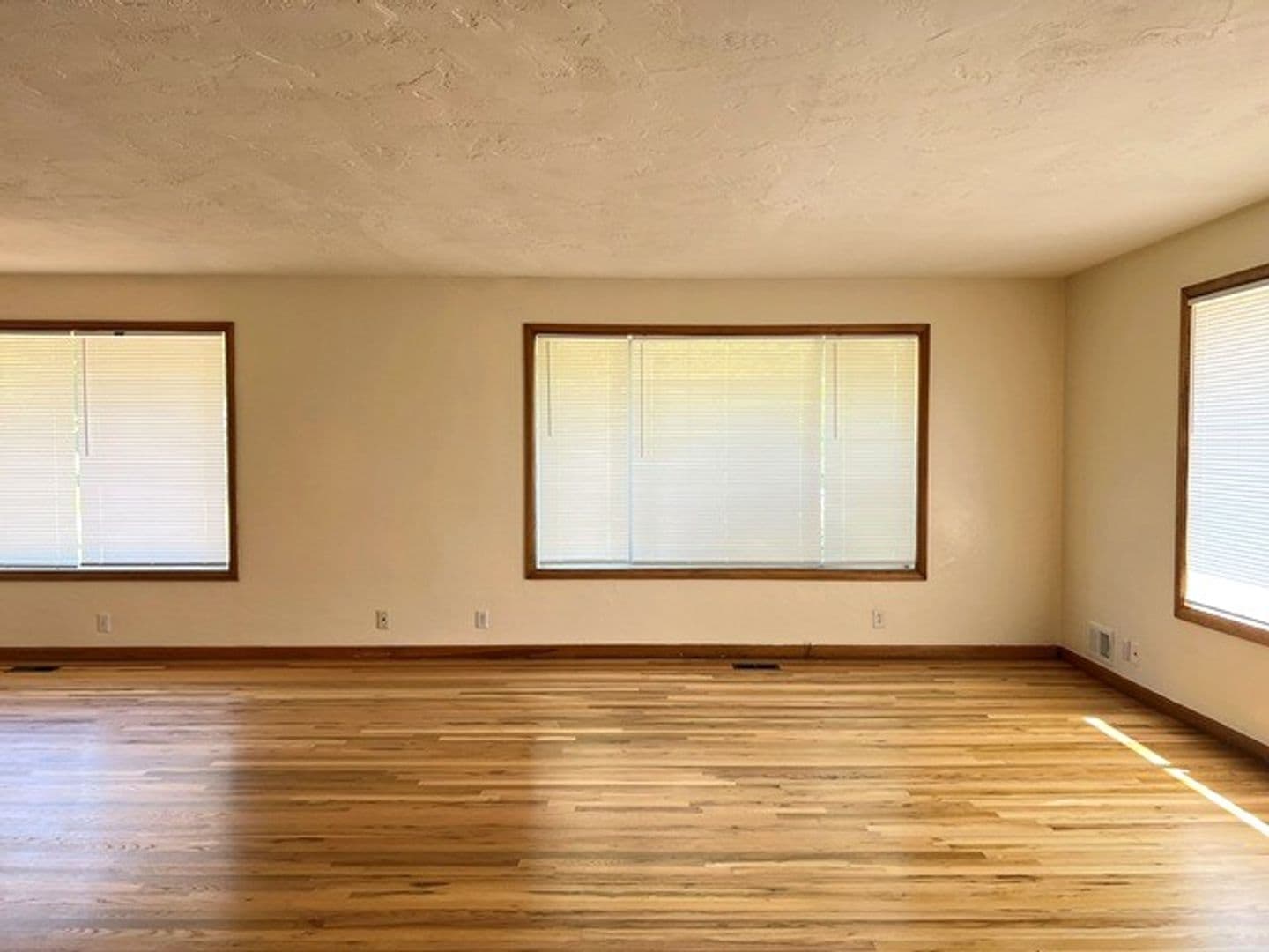 Salem House: 720 Orchard Heights Rd NW