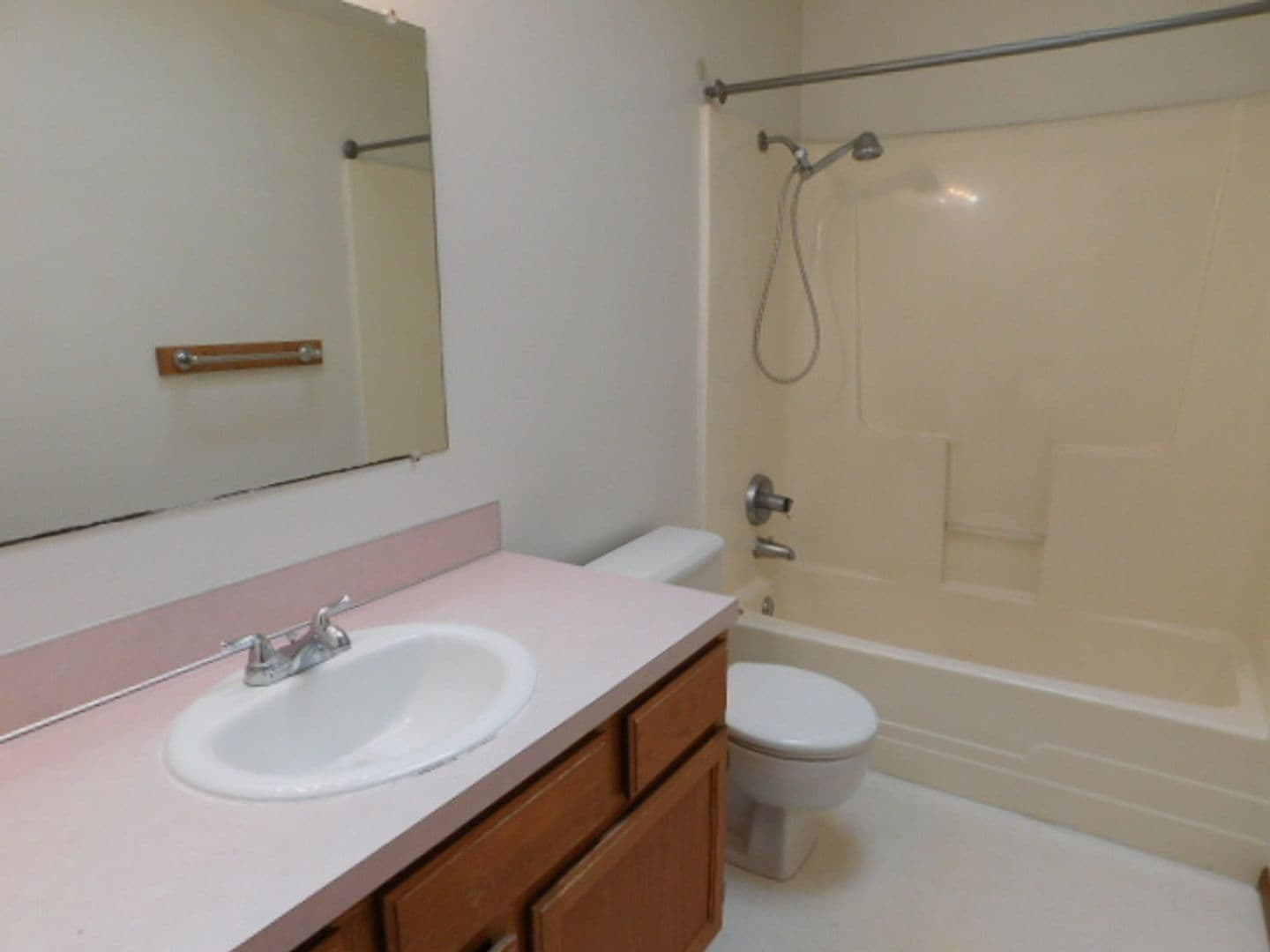 Keizer Apartment: 181 & 183 Delta Ct N