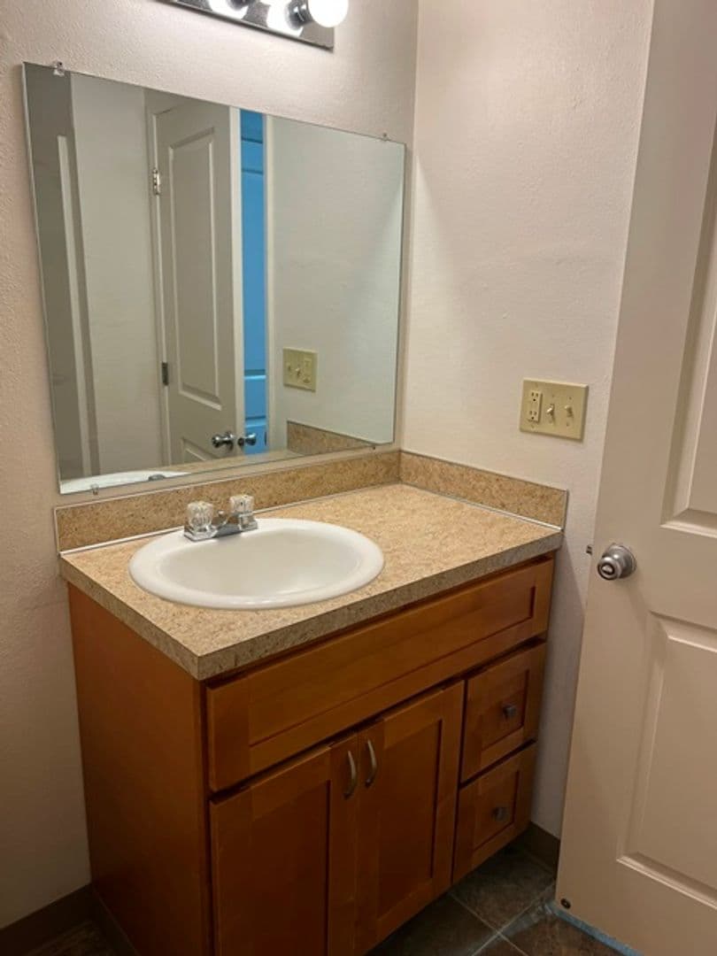 Stayton Apartment: 1125 Wyatt Ave