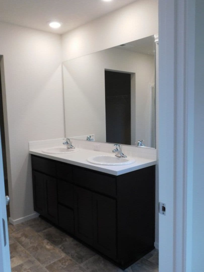Salem House: 4737 Navigation Ave NE