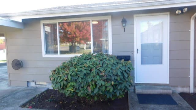 Monmouth Apartment: 351 Clay St E