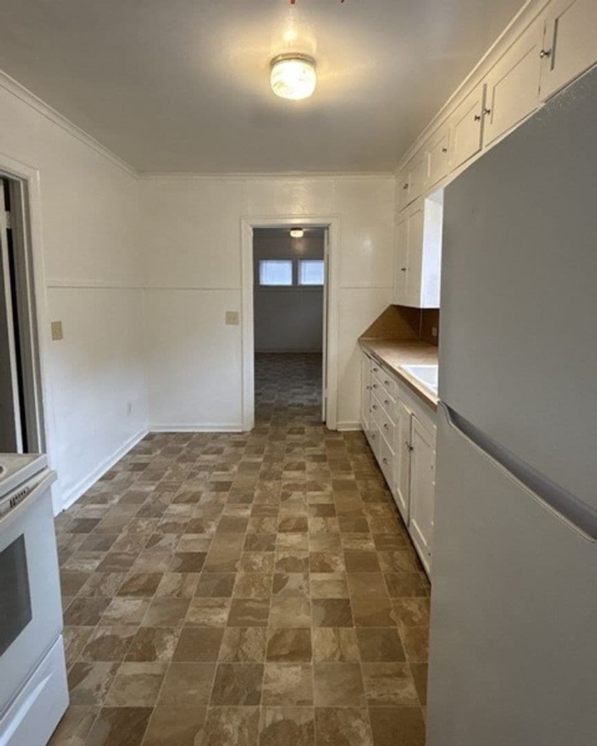 Salem House: 840 Hoyt St SE