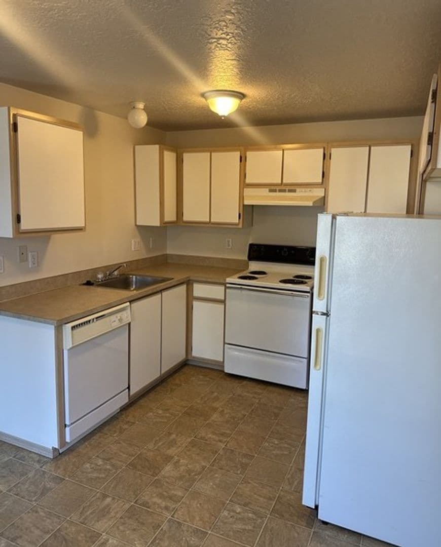 Stayton Apartment: 1330-1336 W Locust St