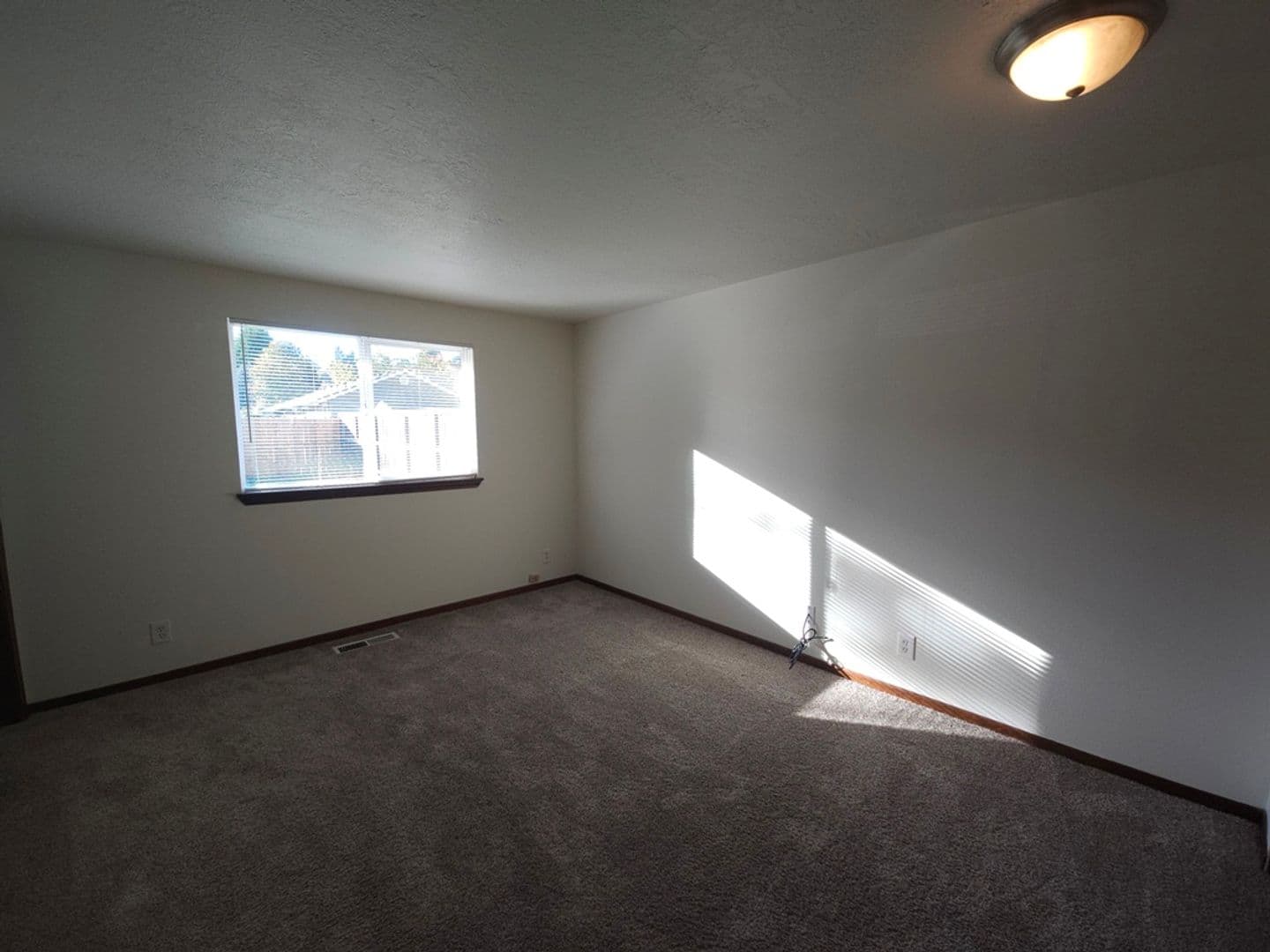 Salem House: 489 Wormwood St SE