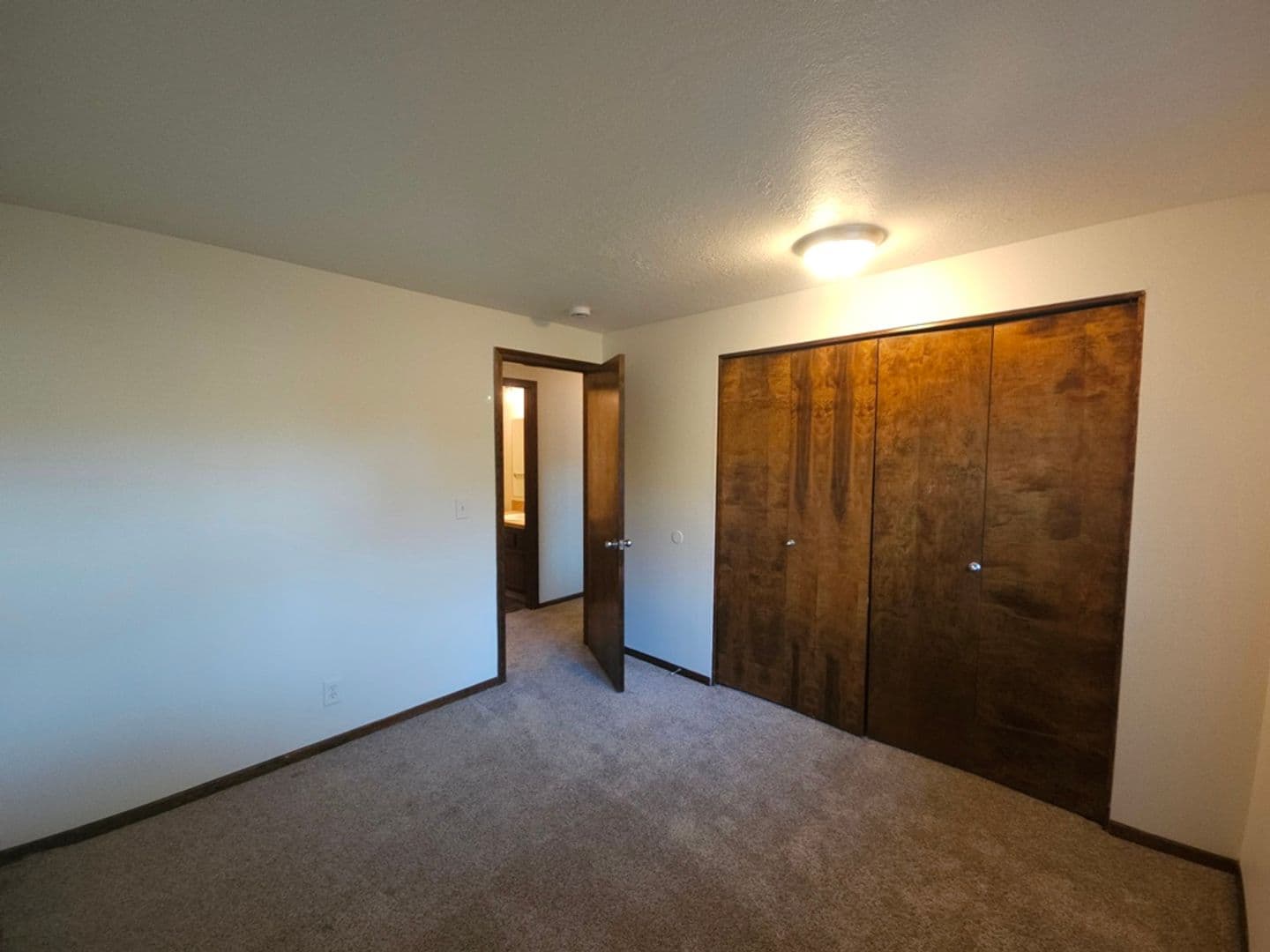 Salem House: 489 Wormwood St SE