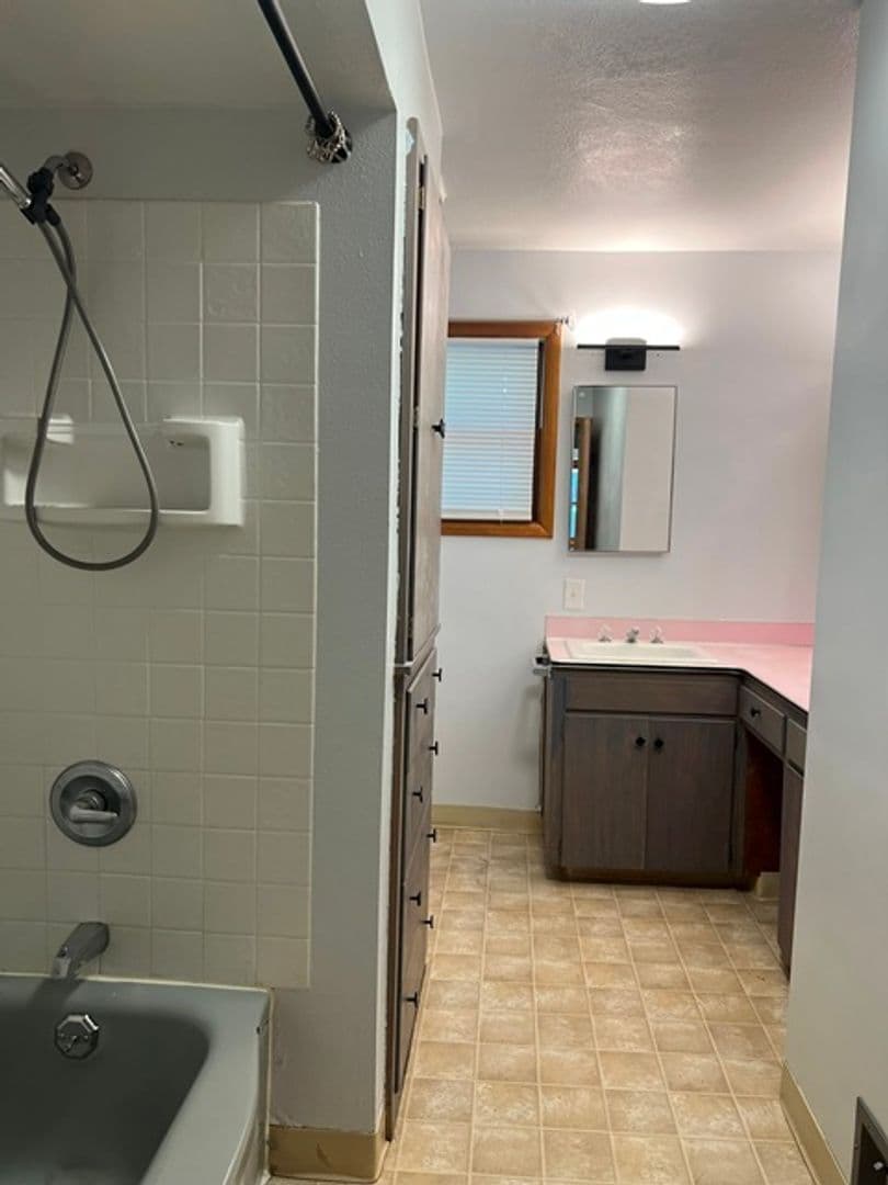 Salem House: 720 Orchard Heights Rd NW