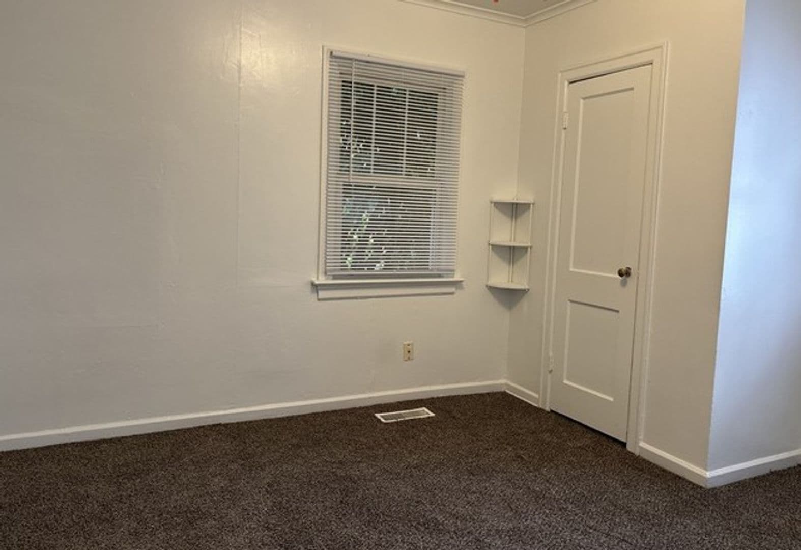 Salem House: 840 Hoyt St SE