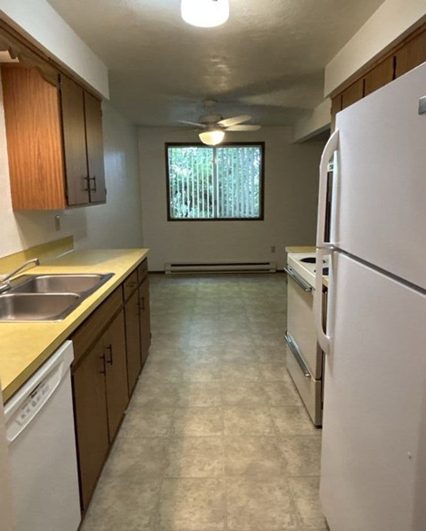 Stayton Apartment: 384-386 N 4th Ave
