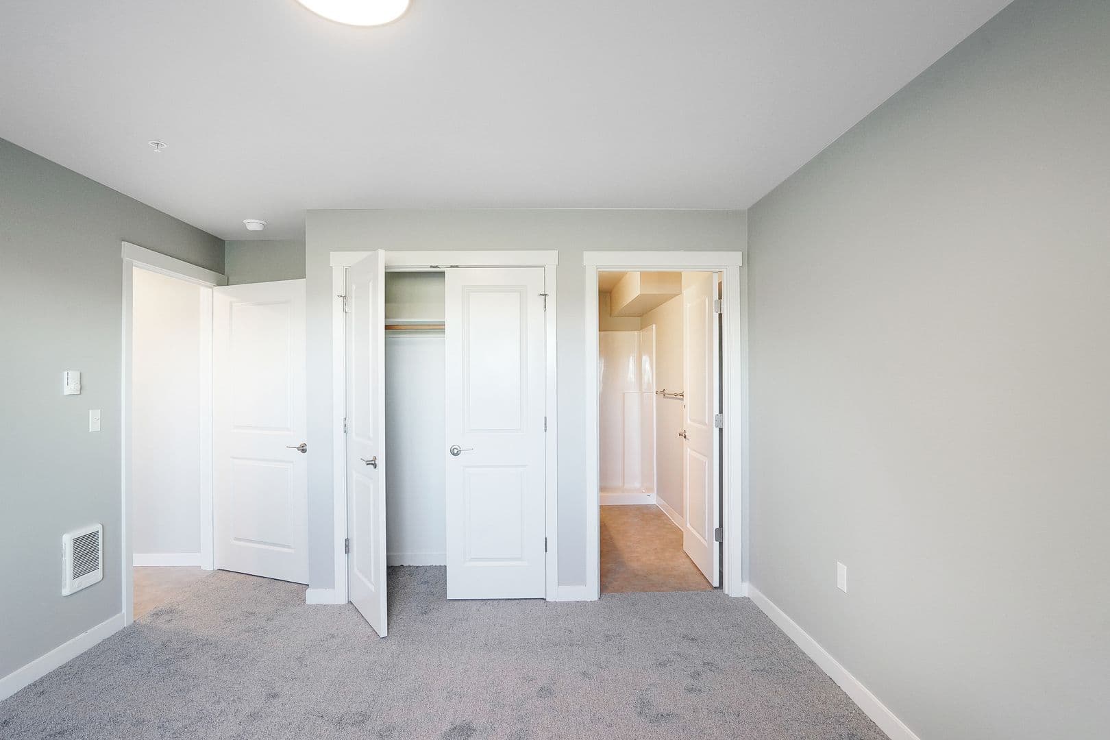 Carlton Apartment: 354 S 8th St #13